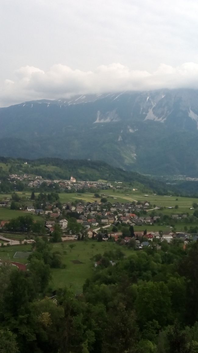 城の中からみえた景色。<br />ブレッド島の反対側<br />なんとなくスイス風です。