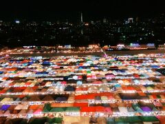 お腹が満たされたところで、アソーク駅のスーパーリッチへ。
ドンムアン空港で取り急ぎ必要な分だけ両替し、後はホテル近くの比較的レートの良いところでと決めていました。大金を両替するわけではないのでわずかな違いではありますが、同じ日でこのくらい違いましたよー↓

ドンムアン空港・・・0.27台
街の両替所（紫のお店）・・・0.28台
スーパーリッチ（オレンジのお店）・・・0.2910

1万円＝2910バーツということになりますね！

ちなみにドンムアン空港内の両替所はたくさんありますが、すべてレートは一律になっているそうで、どのお店で両替しても同じです。日本で両替してしまうとかなりレートが悪いようです。

※現地で両替する際には、両替所の営業時間には気を付けてくださいね☆

その後、お目当てのタラート・ロット・ファイ・ラチャダーへ行くために、MRTスクンビット駅から3駅目のタイカルチュラルセンターへ。
鉄道の料金は21B（73円くらい）です。MRTもBTSもそうですが、乗車券を機械で買うためには硬貨が必要。お札しかもっていない場合は窓口に並んでお札を硬貨に替えてもらう必要があります。

さてさて、タイカルチュラルセンター駅を出て左側に少し歩くと、ESPLANADEというファッションビルがあります。そのビルの4～5Fの駐車場から見える景色がこちらのキラキラ村でございます。