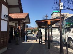 ちょっと遅れて河口湖駅に到着。まずトイレ、そしてコインロッカーに荷物を預けます。駅からもすごく綺麗に富士山が見えたんですが、写真撮り忘れた・・・

“河口湖駅” 情報＆時刻表
http://www.fujikyu-railway.jp/station/timetable.php?no=18