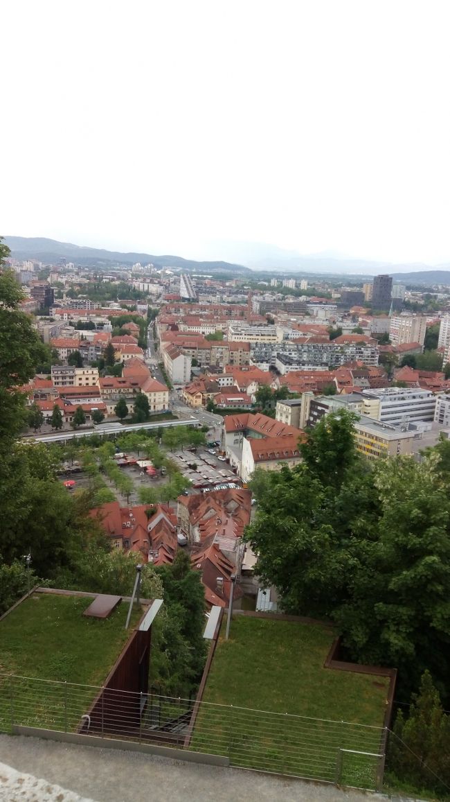 リュブリャナ城から旧市街地<br />