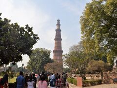 クトゥブ・ミナールと複合建築群 (Qutub Minar and Its Monuments)。
世界遺産に登録されてるみたいですね。
中に入るとすぐに大きな塔が見えてきます。

ムガール帝国以前に北インドを支配した、奴隷王朝の初代皇帝、アイバクが1206年に初のイスラム王朝を成立させたことを記念して建てられた塔。
もともとあったヒンドゥー寺院を破壊した石材で造られた、インド最古のイスラム寺院、クワットアル・イスラム・マスジッドも同じ敷地内にある。
（JTBサイトから引用）