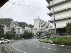 車窓左手前は愛媛県庁

現役の県庁では4番目に古い。