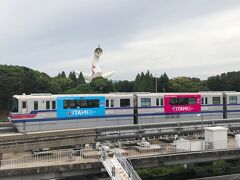 万博記念公園駅を出て左に進むとモノレールの向こうに「太陽の塔」が見えて来ました