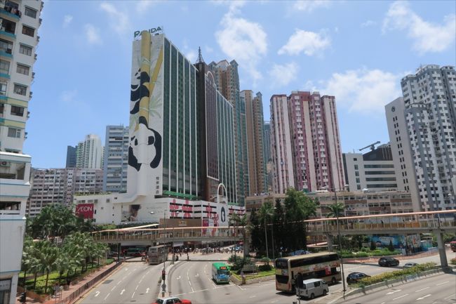 13時の荃灣です。<br /><br />荃灣の有名ホテル？といえば悦来酒店（パンダホテル）ですが、そこに入っている中華レストランで飲茶してみようと思い、行ってみました。が！予約がいっぱいみたいで入れませんでしたΣ(ﾟдﾟlll)ｶﾞｰﾝ<br /><br />次回また挑戦したいと思います…