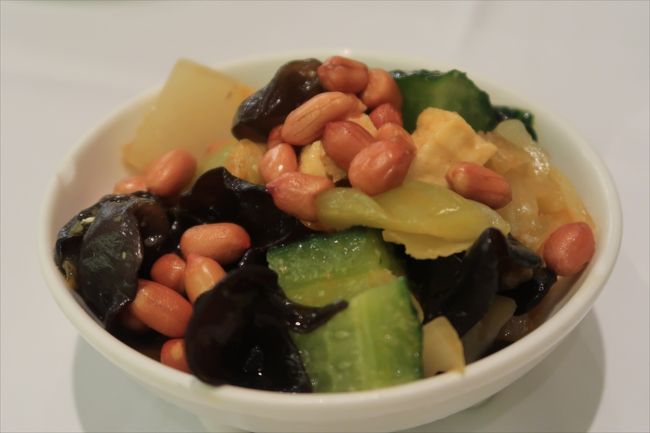 そしてそのまま歩いて、かなり歩いて(^^;)、たどり着いたのが荃灣廣場に入っている潮州料理のお店、潮江春。<br /><br />○　潮江春<br /><br />美心グループ系列で飲茶できるお店では割とすいている方なので、ここ行きました。<br /><br />この漬物が少し甘めでピリっとしておいしいのです＾＾