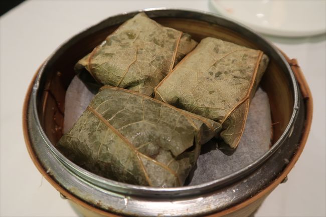 糯米鶏<br /><br />ここのはお米サンドみたいになっていて、具（鶏肉）が挟まっています。