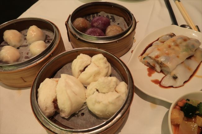 キノコなどが入った腸粉、叉焼包、蝦餃、紫芋とタロイモ入りの水晶包。