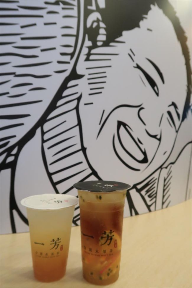 右が私が頼んだ水果茶、愛玉入り。<br /><br />左がTさんが頼んだ金鑽鳳梨緑。こっちはプロモーションで半額でした。