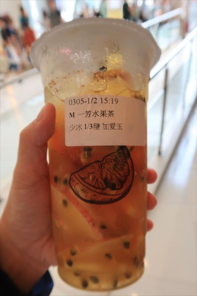 私の頼んだ水果茶。甘さと氷控えめにしてもらいました。<br /><br />パッションフルーツやリンゴ、オレンジなどが入っていました。そして追加で愛玉も入れてもらったので、なんだかぎっしり詰まってます（笑）<br /><br />やっぱり水果茶には愛玉合います！おいしかったです＾＾