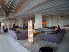 【Hilton Pattayaに泊まる編】

ロビー階のレセプションには、日本人の係員のにーちゃんもいました。

しっかし.....アジアのホテルって....本当に......豪勢だわぁ.....感嘆）

....ブラジル滞在が長く、（そこにはボロいホテルしかない為か）目がおかしくなってきた私には、そう映ります....

