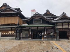 商店街を抜けると道後温泉本館が
重要文化財です。