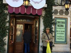 広場のまわりのお店でチョコレート等を買い、12:00 Confeitaria Nacionalのカフェに入ります。