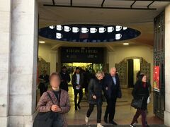 いったんホテルに戻り、17:30お土産探しと夕食のためにリベイラ市場へ行きます。ここはツアーの方達が昼食を取った場所です。