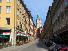 ガムラ・スタンにやって来ました。
旧市街であるガムラスタンは、中世の街並みを残す風情のあるエリア。魔女の宅急便のモデルにもなった街で、高い塔を持つ教会やカラフルな街並みが見どころ。

正面に見えて来たのは、１３世紀に建立された大聖堂。ストックホルム最古の教会なんだって。
今日はサクッと見るだけにして、また後日来ることにしよう。
　　　　　　　　　　　↑
　後日、行きましたけど、中には入りませんでした。だって入場料がバカに　　　　　ならなくて。入りたい方４０クローナ必要ですよ。