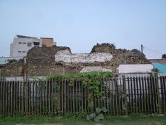 ここは鳳山縣舊城 東門(鳳儀門)の城壁でなく鳳山県旧城 北門(拱辰門)の城壁です。この辺の城壁は昔のままの様な感じがします。人家と隣り合わせにもなっています。