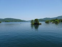 小さな島々が浮かぶ桧原湖