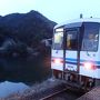 2018.01 廃線前に行く三江線駅巡り（10）夜の帳が下りる無人駅。江の川を眺め、温泉に浸かる潮駅