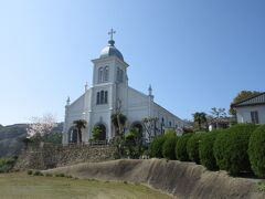 大江天主堂はロマネスク様式。白亜の教会で青空に映えていました(^^♪
昔勤務先の後輩が、保証協会に書類を持って行ってと指示をしたら、「協会」と「教会」を間違えた事を思い出しました（笑）
「教会」の牧師に怪しまれたそうで…
ヘ●ポー(後輩のHN)よ、元気でやってるか？(笑)