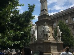 ガッレリアを抜けてスカラ広場に来ました。レオナルド・ダ・ビンチ像のまわりにはたくさんの人が休んでいました。