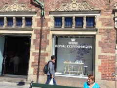 コンゲンスニュートー広場からストロイエを歩いて市役所まで行きます。
少しくとロイヤルコペンハーゲンの店があり入って見ました。