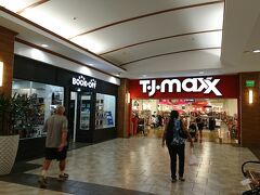 他の店舗は静かだが、さすが「T･J-MAXX」と「ROSS DRESS」は賑わいがある(笑)

ん？
何だか段々体がだるくなって来たような・・・。
イスに座り、大人しく待つが寒気が。