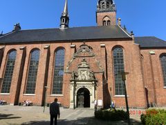 コンゲンスニュートー広場からストロイエを歩きロイヤルコペンハーゲン
で目の保養をした後、聖霊教会に寄りました。
ストロイエの道沿いにひっそりと建っている感じでした。