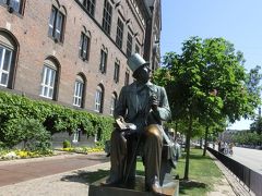 アンデルセン像です。
市役所とチボリ公園の間の市役所側の歩道にあります。
アンデルセンの住居と言うのが午前中行ったニューハウンにありました。
