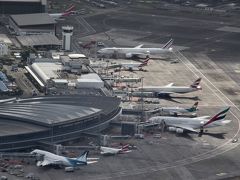 モーリシャス空港近辺ではひっきりなしに管制塔と通信を。