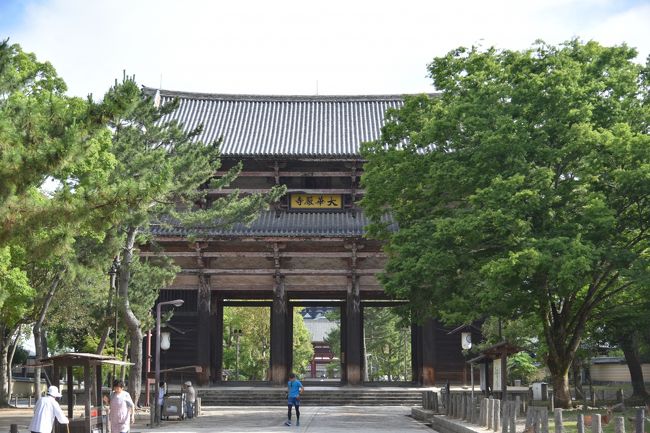 東大寺南大門。「大華厳寺」と書かれた扁額が見える。昔、このような扁額があったという言い伝えがあるから再現したそうだが、なんとなく違和感がある。もう少し古びると良いのだろう。