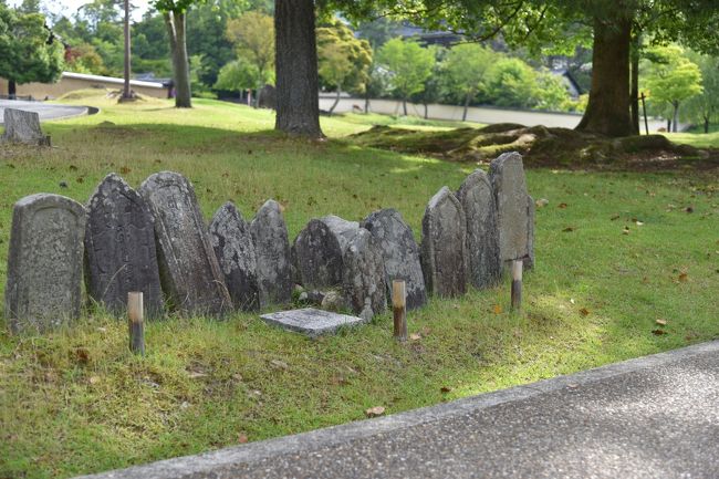 石仏がある。像はかなりすり減っている。