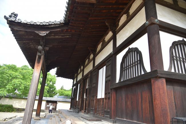 東大寺戒壇院の本堂。この中に有名な塑像の四天王像がある。この時間は8:10頃だったのだが、このときにちょうど修学旅行生がたくさん来た。もう少し遅かったら巻き込まれるところだった。