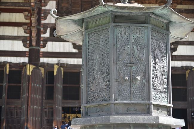 大仏殿前の燈籠。「八角燈籠」である。焼けたり、盗難にあったりいろいろしながら現在に至る。ググると、1962年には東北の面がはずされて盗難にあい、現在は複製品が取り付けられているとのこと。盗難にあったものはあとで出てきたが、いまは東大寺ミュージアムにあるらしい。