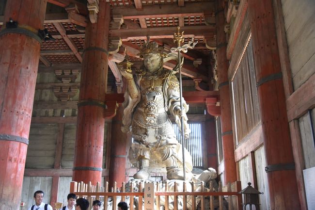 大仏の向かって左側にある多聞天像。この近くに柱があり、通るといいことがあると言われている穴がある。なお、四天王像として増長天と持国天があるが、これらは頭部のみしか残っていない。