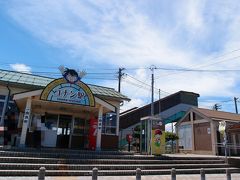 鳥取県伯郡北栄町、までの道のりはすでに「島根・鳥取ドライブ（https://4travel.jp/travelogue/11311185）」で紹介しているので省略。
ここは由良駅、「コナン駅」として営業されています。入口だけでなく、中の待合室にもコナンがあれこれ。
表紙写真も同じ駅ですが、駅には観光案内所が併設されていて地図や資料などもありぜひ最初に訪れたいポイントです。
今回は北栄町の地図やトリパス（スタンプラリーや割引特典満載の小冊子）を目的に訪れました。