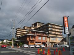 目的地の温泉「望湖楼」に到着しました。
手前は宿泊者専用駐車場、日帰り入浴の場合は左手にある別の場所に駐車するとのことでした。