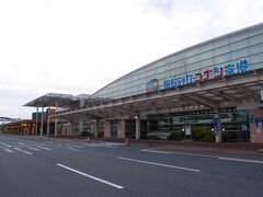 コナン旅の最後は空港です。
鳥取砂丘コナン空港は現在リニューアルの工事が進められていて、以前は設置されていたコナンくんと蘭ちゃんのフィギュアが一時撤去されていました。
訪れた2018年5月にはコーヒーを手にする毛利小五郎フィギュアがあったのですが、この旅行記を描いている6月現在は一時撤去されているそう。
リニューアルオープンでの再設置が楽しみです。