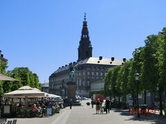 ロイヤルコペンハーゲンの前にある広場には、Bishop Absalon 像や
ストーク ファウンテンがあり、その横には
Storkespringvandet public toiletsがあります。
その為に自由時間の後ここが集合場所になりました。
正面の建物がクリスチャンボー城で、ぐるっと回って最後に見てきます。
