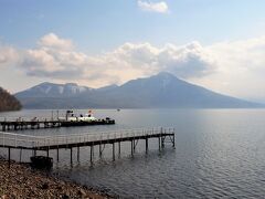 5月8日　支笏湖
木々が芽吹き、若葉を広げ始めているとはいえ、樽前山と風不死岳にはまだ残雪が見られる春浅い頃です。
