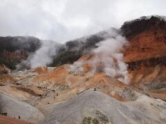 登別温泉　地獄谷
相変わらず噴煙をもくもくと上げていて、観光客も絶えず訪れていました。
バスで来る外国人の団体が目立ちました。

