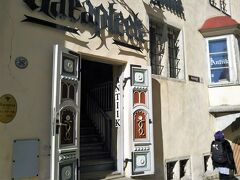 　Raeapteek（市議会薬局）
　1422年にはここにあったという記録がある、ヨーロッパで最も古い薬局の一つ。