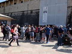 修復中の正門。ツーリストインフォメーションがあり、各国の言語で書かれたコトル旧市街の地図がもらえます。日本語版もありました。
