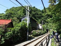 成就院から歩いて５分ほどで御霊神社へ。神社前の踏切付近で。