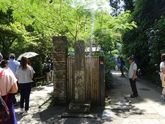 長谷寺からは、最寄りの長谷駅から江ノ電で鎌倉へ。鎌倉からは２キロ強を歩いて明月院へ。明月院の入口に到着。