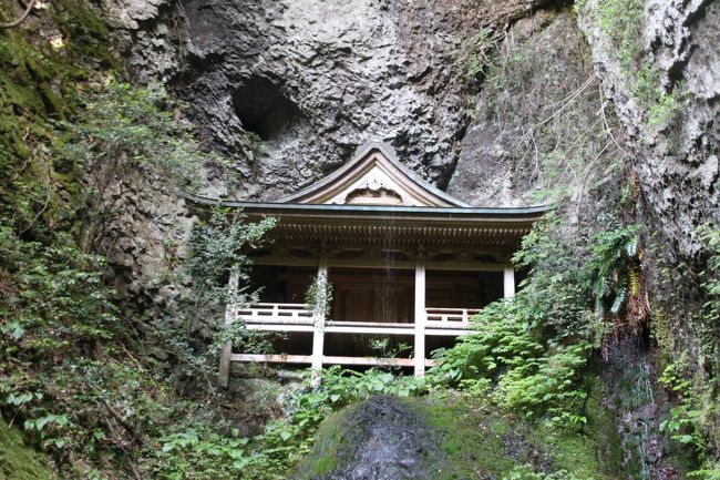 浮浪の滝は鰐淵寺の入口から渓流を500メートルほどさかのぼった地点にある。水量は少なく、滝壺の奥には蔵王堂が建つ。