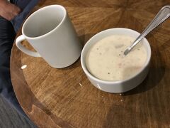 そろそろ開いたユナイテッドクラブへ移動。
コーヒーとクラムチャウダー