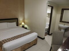 シャワーを浴びようとパンツ一丁になっていたところ電話が架かってきて隣の部屋に移ってくれと言われました、少しスペースが広がった感じ