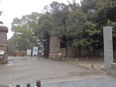 雨の中ですが、栗林公園の散策です。