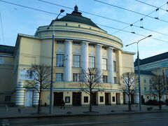 　こちらはエストニア劇場。1913年の建築です。