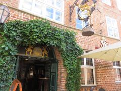 ここはクローネという老舗ビアレストラン!!

入口の看板は王冠!!

中をちょっと覗いてみましたが

1485年からビールを醸造している

とても雰囲気のあるレストランです
