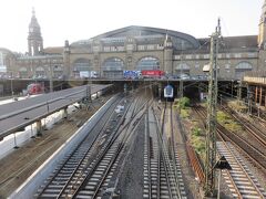 中央駅に戻ってきました!!

私、きっと駅や電車が好きなんだと思う

特にドイツではそう思いますね

鉄ではないんだけれど・・・